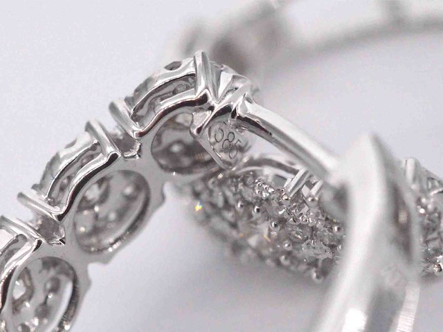 Witgouden oorbellen met vijf chatons met diamanten - afbeelding 9 van  9