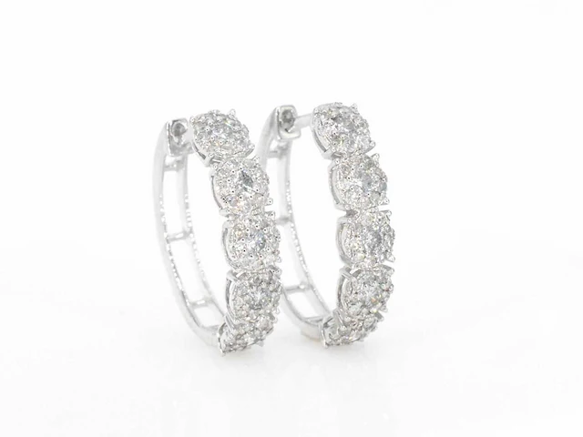 Witgouden oorbellen vijf chatons diamant - afbeelding 1 van  9