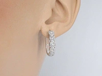 Witgouden oorbellen vijf chatons diamant - afbeelding 2 van  9
