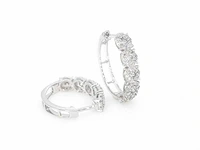 Witgouden oorbellen vijf chatons diamant - afbeelding 4 van  9