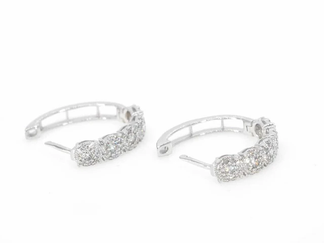Witgouden oorbellen vijf chatons diamant - afbeelding 5 van  9