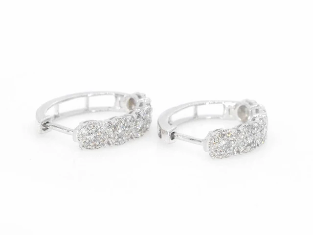 Witgouden oorbellen vijf chatons diamant - afbeelding 6 van  9