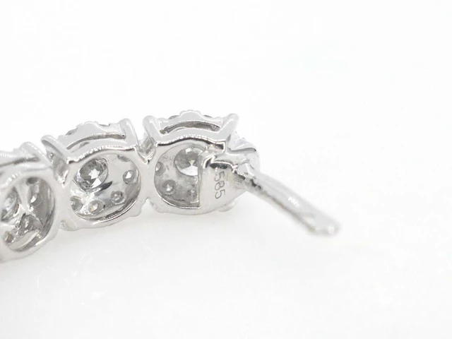 Witgouden oorbellen vijf chatons diamant - afbeelding 7 van  9
