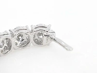 Witgouden oorbellen vijf chatons diamant - afbeelding 7 van  9