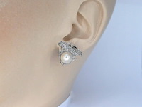 Witgouden oorclips met diamant en parels in vlindervorm - afbeelding 2 van  8