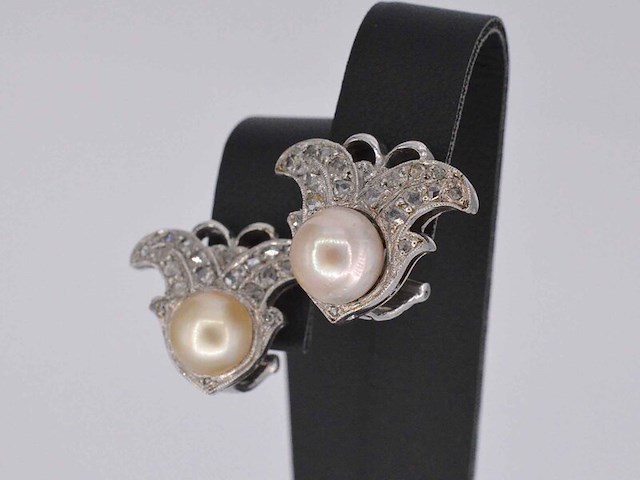 Witgouden oorclips met diamant en parels in vlindervorm - afbeelding 3 van  8