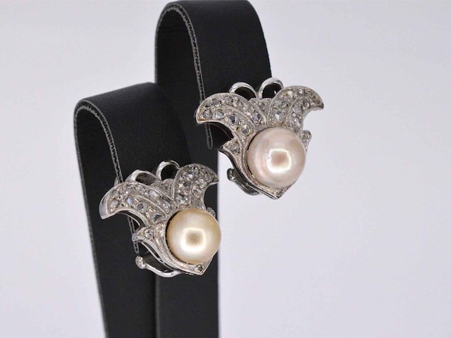 Witgouden oorclips met diamant en parels in vlindervorm - afbeelding 4 van  8