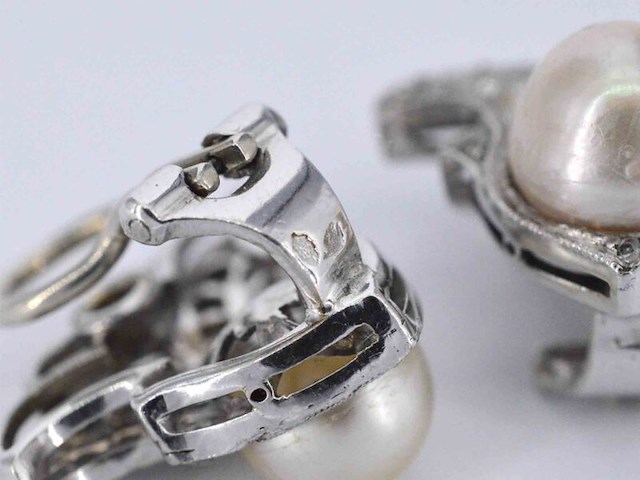 Witgouden oorclips met diamant en parels in vlindervorm - afbeelding 7 van  8