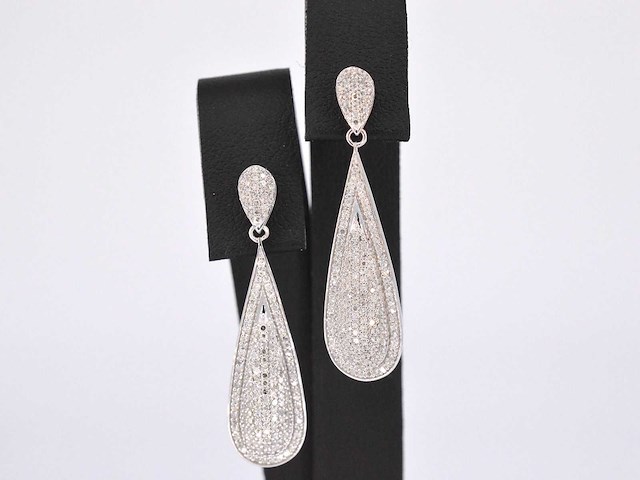 Witgouden oorhanger vol met diamanten - afbeelding 1 van  8