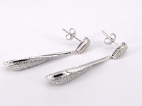 Witgouden oorhanger vol met diamanten - afbeelding 7 van  8
