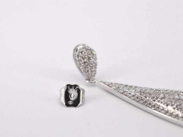 Witgouden oorhanger vol met diamanten - afbeelding 8 van  8