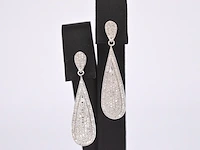 Witgouden oorhanger vol met diamanten