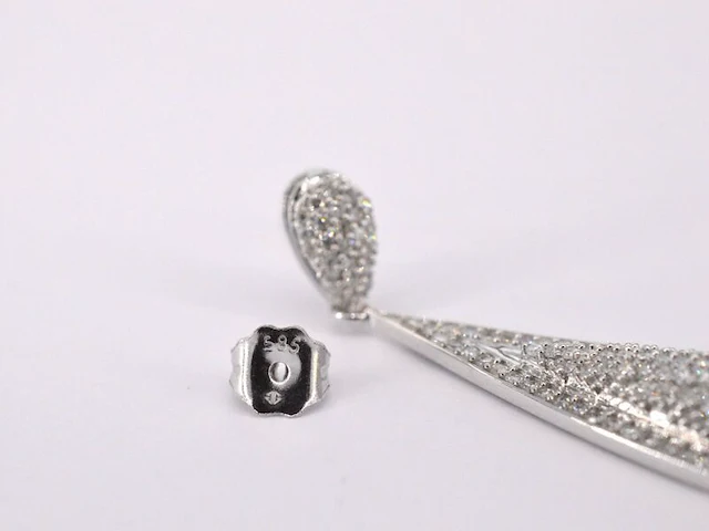 Witgouden oorhanger vol met diamanten - afbeelding 7 van  9