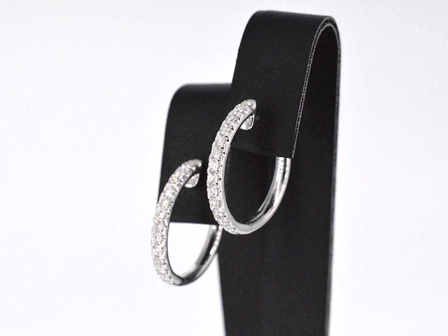 Witgouden oorhangers met 26 diamanten - afbeelding 4 van  9