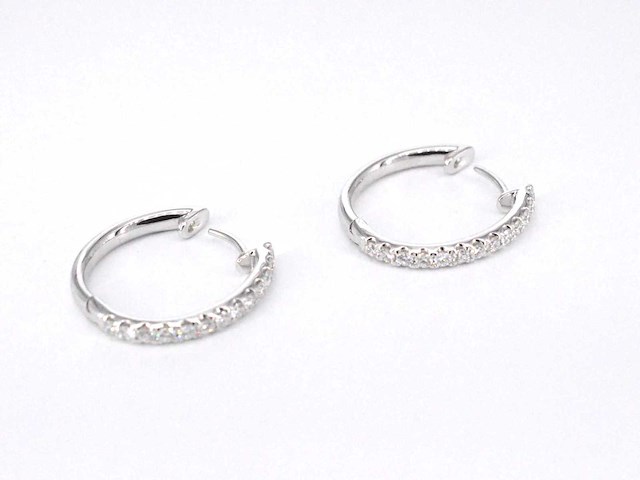 Witgouden oorhangers met 26 diamanten - afbeelding 6 van  9