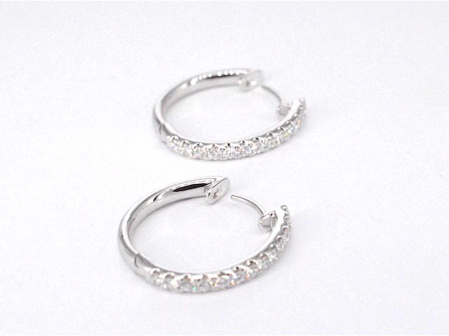 Witgouden oorhangers met 26 diamanten - afbeelding 7 van  9