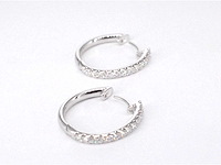 Witgouden oorhangers met 26 diamanten - afbeelding 7 van  9