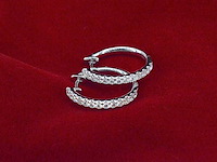 Witgouden oorhangers met 26 diamanten - afbeelding 9 van  9