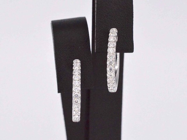 Witgouden oorhangers met 26 diamanten - afbeelding 1 van  10