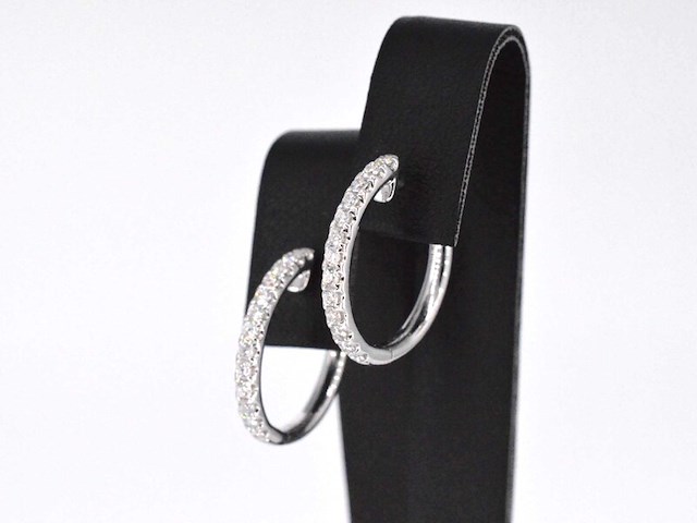 Witgouden oorhangers met 26 diamanten - afbeelding 4 van  10