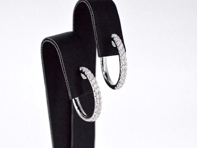 Witgouden oorhangers met 26 diamanten - afbeelding 5 van  10