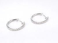 Witgouden oorhangers met 26 diamanten - afbeelding 6 van  10