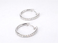 Witgouden oorhangers met 26 diamanten - afbeelding 7 van  10