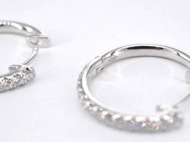 Witgouden oorhangers met 26 diamanten - afbeelding 8 van  10