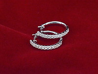 Witgouden oorhangers met 26 diamanten - afbeelding 9 van  10