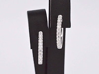 Witgouden oorhangers met 26 diamanten