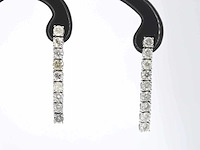 Witgouden oorhangers met briljant geslepen diamanten - afbeelding 1 van  5