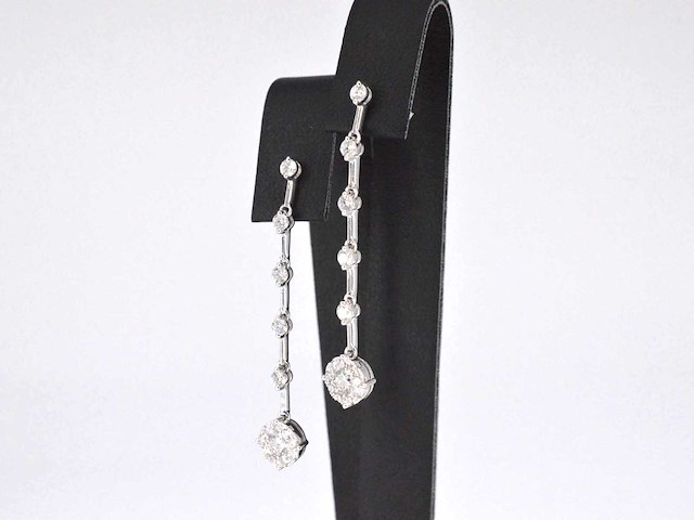 Witgouden oorhangers met diamanten - afbeelding 4 van  7