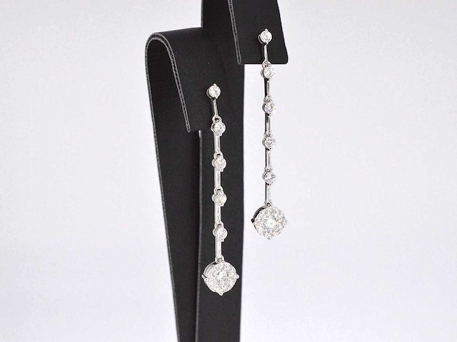 Witgouden oorhangers met diamanten - afbeelding 5 van  7