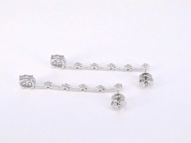 Witgouden oorhangers met diamanten - afbeelding 6 van  7