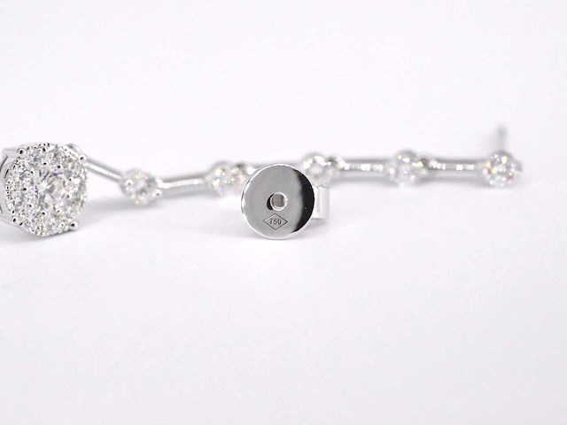 Witgouden oorhangers met diamanten - afbeelding 7 van  7