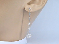 Witgouden oorhangers met diamanten - afbeelding 2 van  8