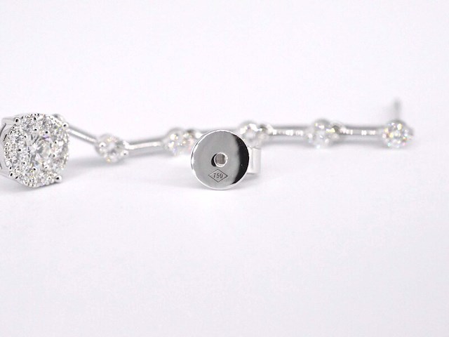 Witgouden oorhangers met diamanten - afbeelding 6 van  8
