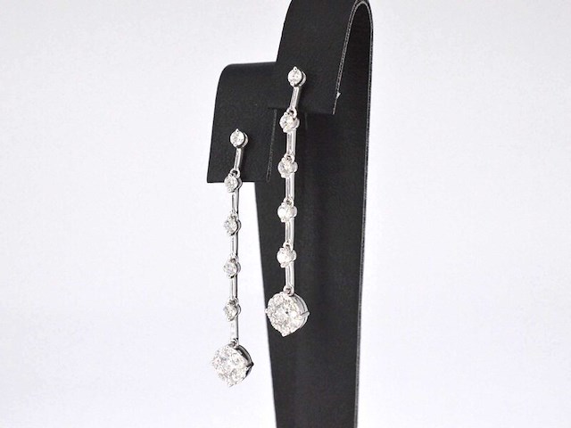 Witgouden oorhangers met diamanten - afbeelding 3 van  8