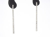 Witgouden oorhangers met een rij aan natuurlijke diamanten