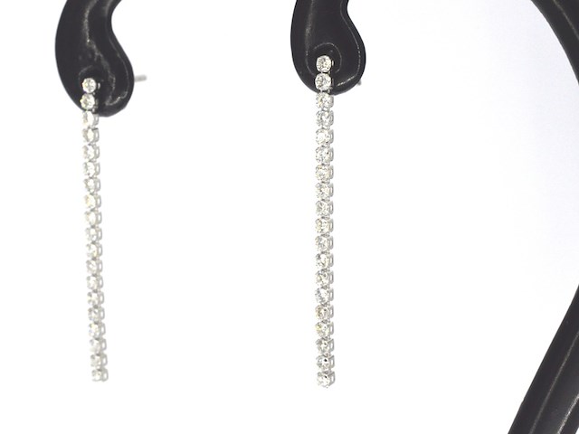 Witgouden oorhangers met een rij aan natuurlijke diamanten - afbeelding 3 van  9
