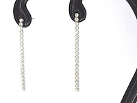 Witgouden oorhangers met een rij aan natuurlijke diamanten - afbeelding 3 van  9