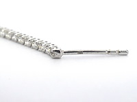 Witgouden oorhangers met een rij aan natuurlijke diamanten - afbeelding 5 van  9