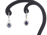 Witgouden oorhangers met natuurlijke diamanten en blauwe saffieren