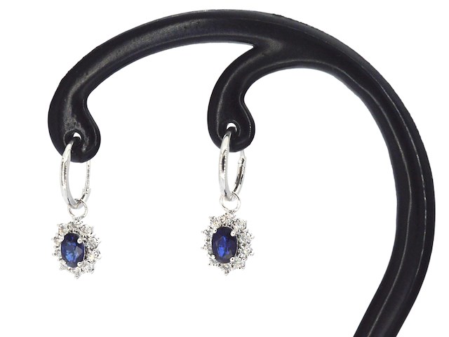 Witgouden oorhangers met natuurlijke diamanten en blauwe saffieren - afbeelding 3 van  9