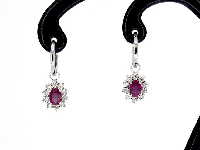 Witgouden oorhangers met natuurlijke diamanten en robijnen - afbeelding 3 van  8