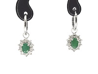Witgouden oorhangers met natuurlijke diamanten en smaragden - afbeelding 1 van  5