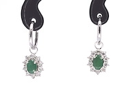 Witgouden oorhangers met natuurlijke diamanten en smaragden - afbeelding 2 van  5