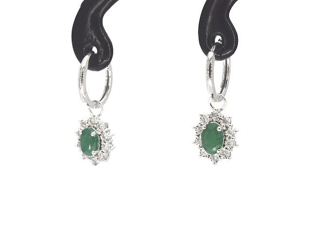 Witgouden oorhangers met natuurlijke diamanten en smaragden - afbeelding 3 van  5