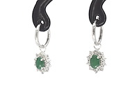 Witgouden oorhangers met natuurlijke diamanten en smaragden - afbeelding 3 van  5