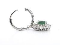 Witgouden oorhangers met natuurlijke diamanten en smaragden - afbeelding 4 van  5